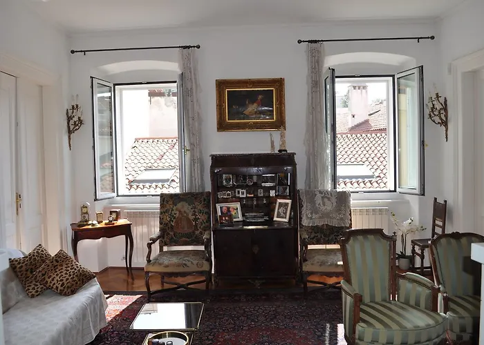 Unica Nel Cuore Storico Di Τεργέστη